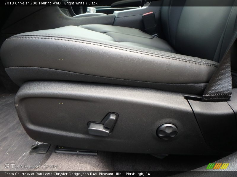 Bright White / Black 2018 Chrysler 300 Touring AWD
