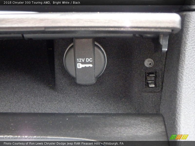 Bright White / Black 2018 Chrysler 300 Touring AWD