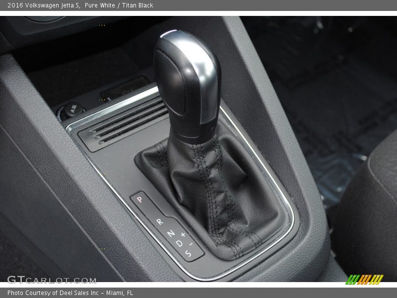 Pure White / Titan Black 2016 Volkswagen Jetta S