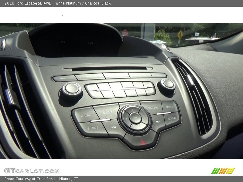 White Platinum / Charcoal Black 2018 Ford Escape SE 4WD