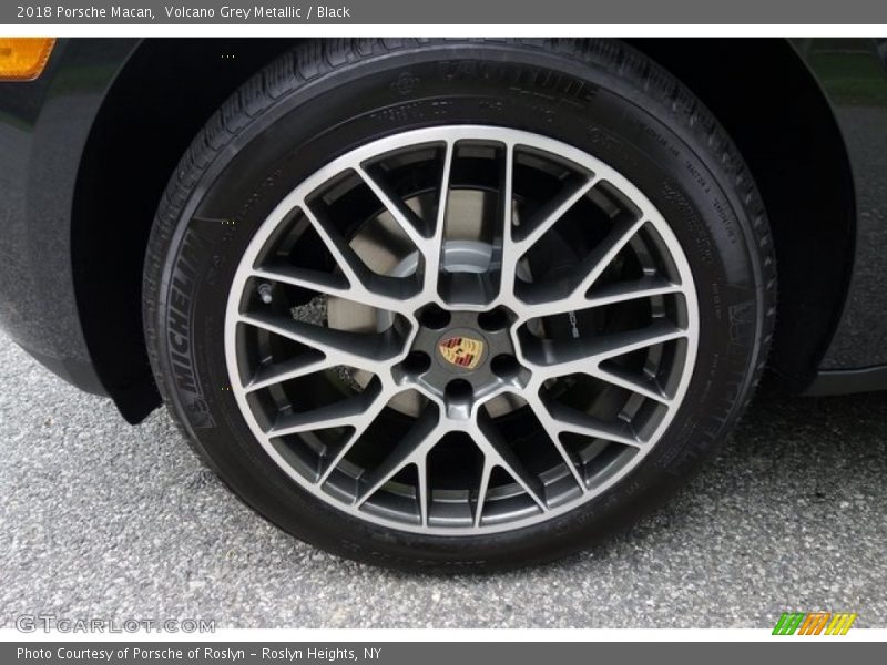 Volcano Grey Metallic / Black 2018 Porsche Macan