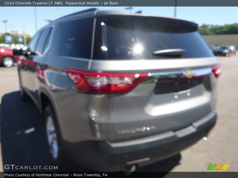 Pepperdust Metallic / Jet Black 2019 Chevrolet Traverse LT AWD
