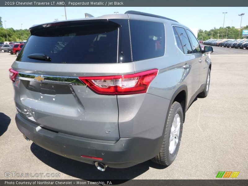 Pepperdust Metallic / Jet Black 2019 Chevrolet Traverse LT AWD