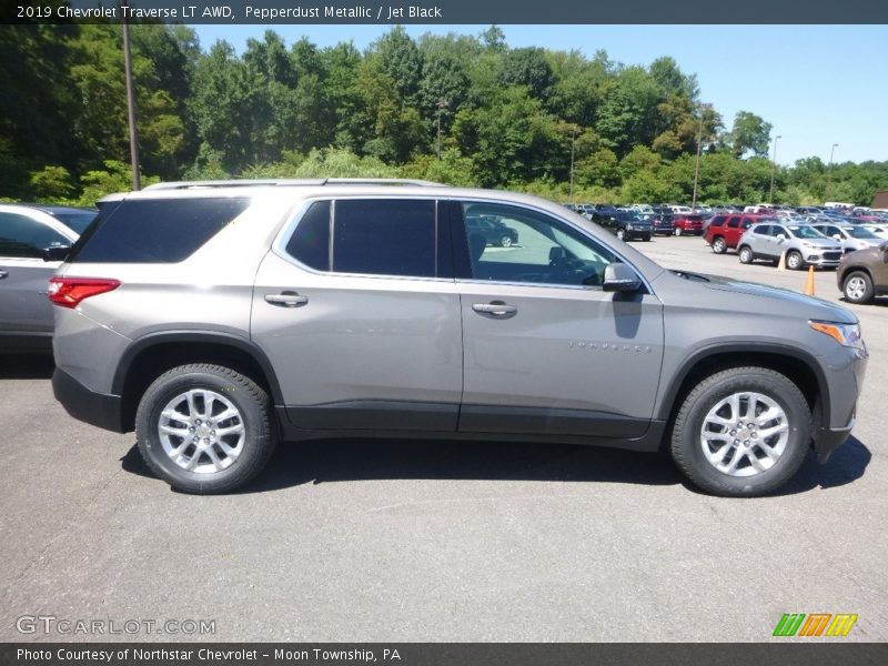 Pepperdust Metallic / Jet Black 2019 Chevrolet Traverse LT AWD