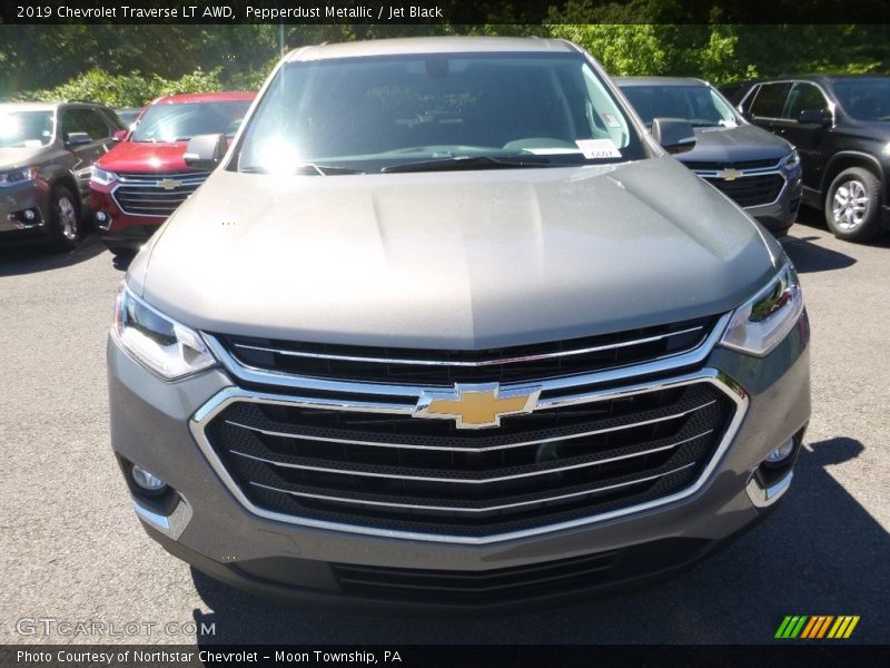 Pepperdust Metallic / Jet Black 2019 Chevrolet Traverse LT AWD