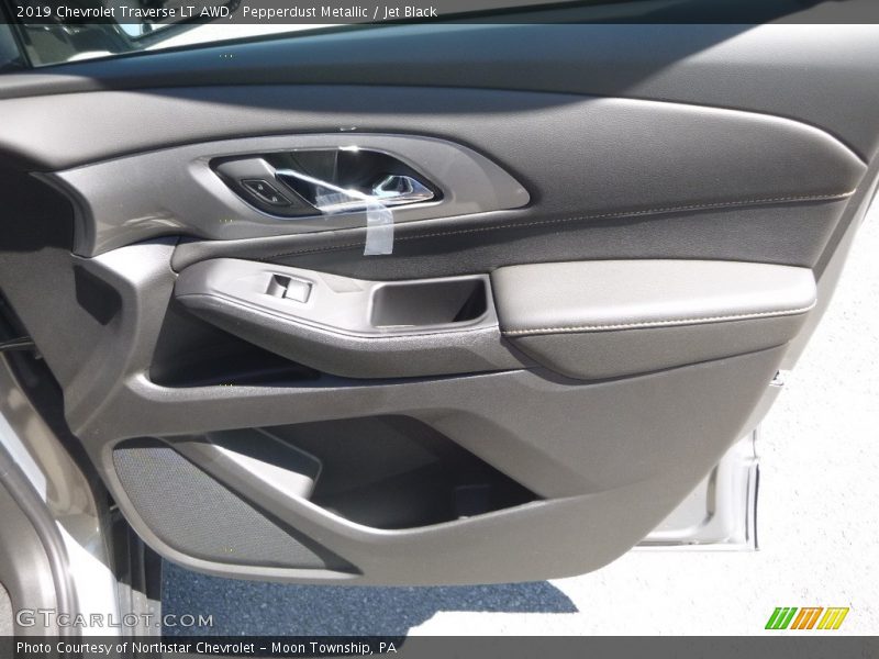 Pepperdust Metallic / Jet Black 2019 Chevrolet Traverse LT AWD