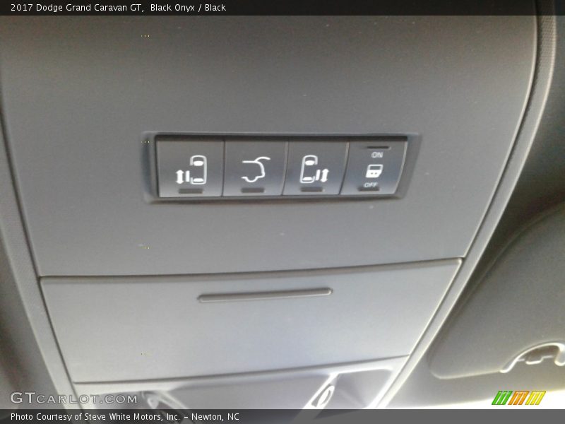 Black Onyx / Black 2017 Dodge Grand Caravan GT