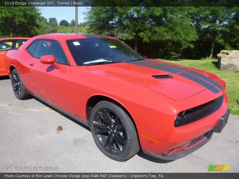 Front 3/4 View of 2018 Challenger SXT