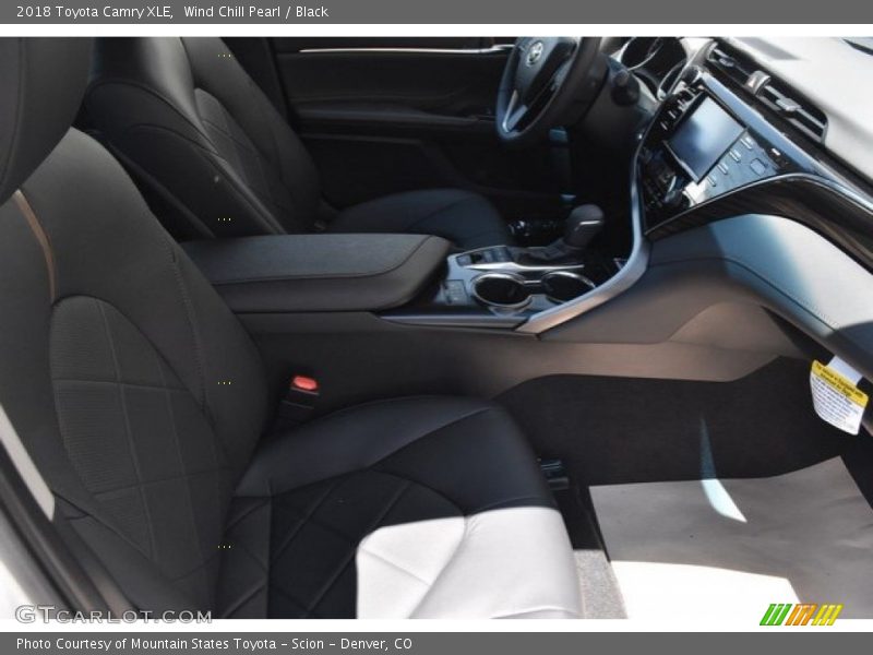 Wind Chill Pearl / Black 2018 Toyota Camry XLE