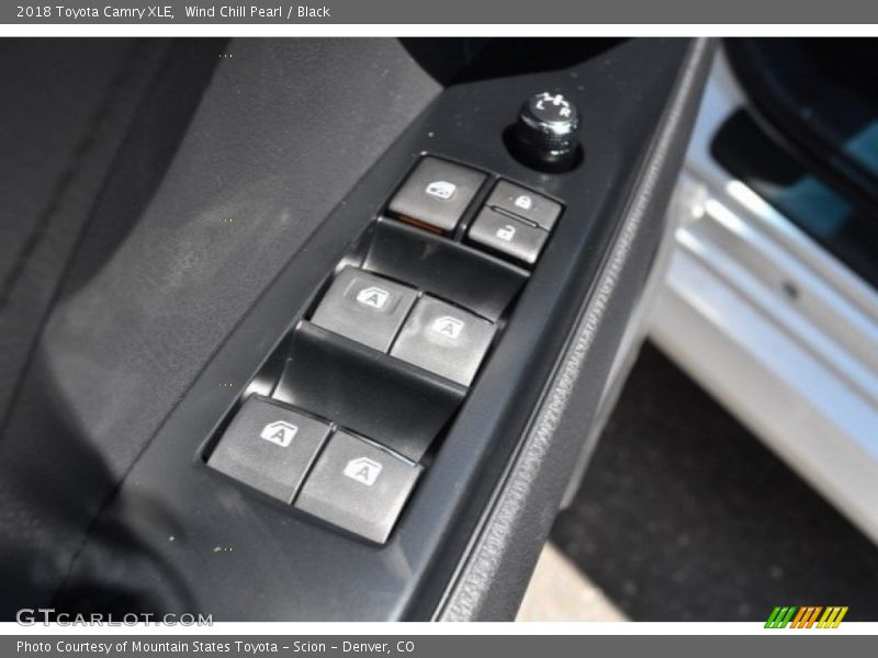 Wind Chill Pearl / Black 2018 Toyota Camry XLE