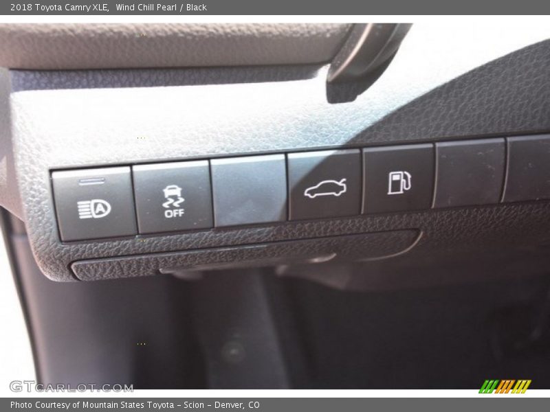 Wind Chill Pearl / Black 2018 Toyota Camry XLE