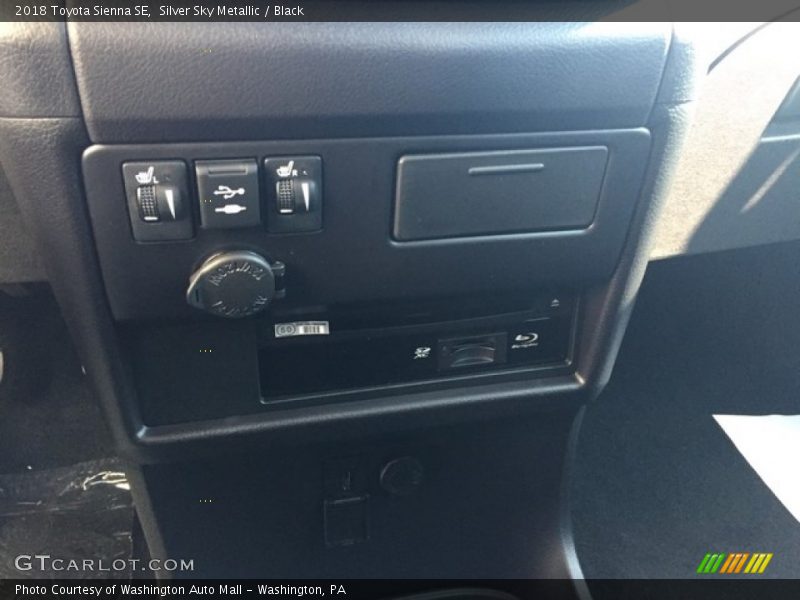 Silver Sky Metallic / Black 2018 Toyota Sienna SE