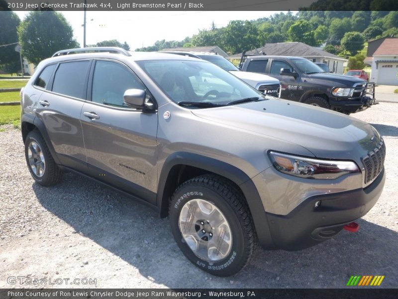 Front 3/4 View of 2019 Cherokee Trailhawk 4x4