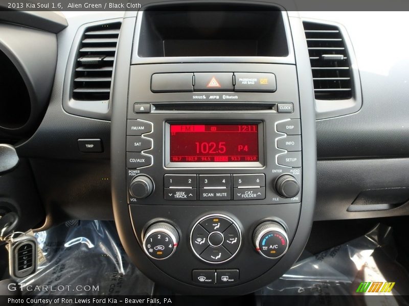 Alien Green / Black Cloth 2013 Kia Soul 1.6