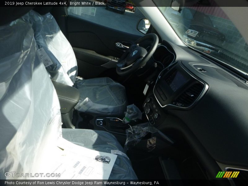 Bright White / Black 2019 Jeep Cherokee Latitude 4x4