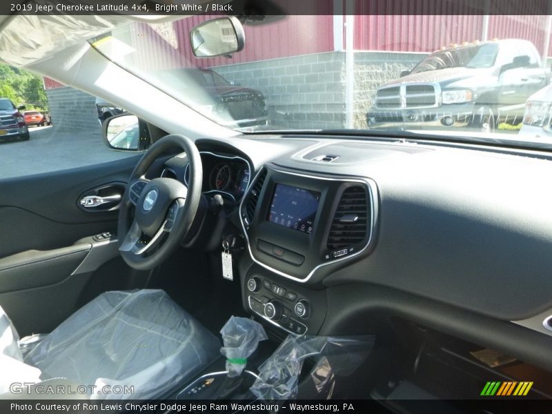 Bright White / Black 2019 Jeep Cherokee Latitude 4x4