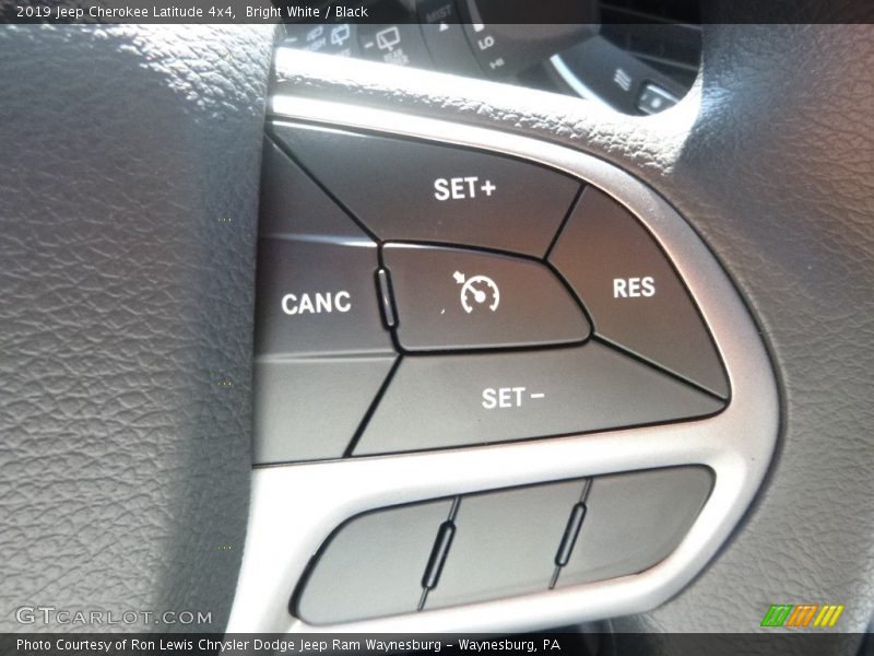 Bright White / Black 2019 Jeep Cherokee Latitude 4x4