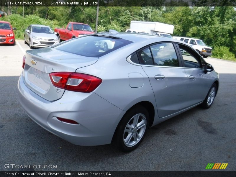 Silver Ice Metallic / Jet Black 2017 Chevrolet Cruze LT