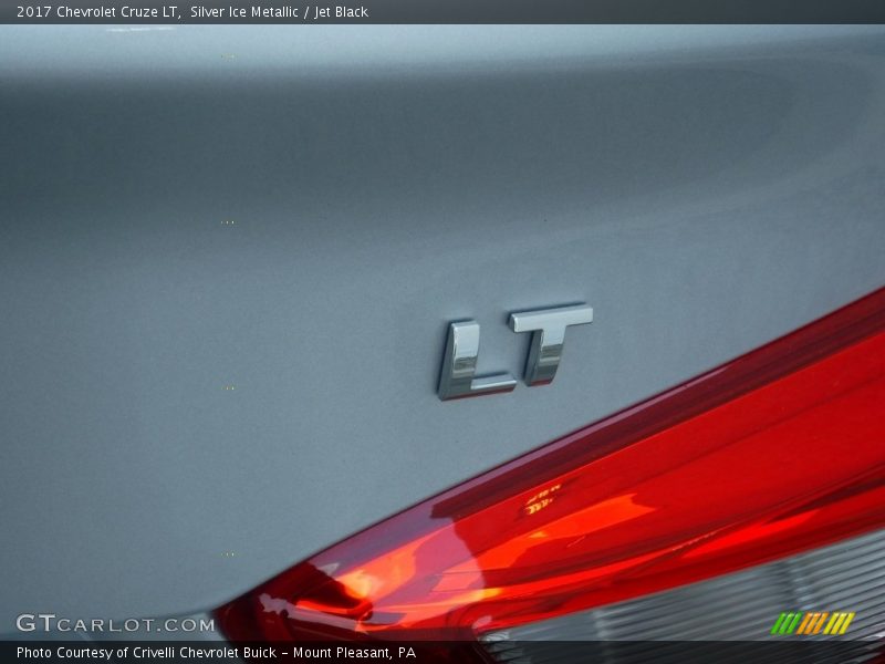 Silver Ice Metallic / Jet Black 2017 Chevrolet Cruze LT