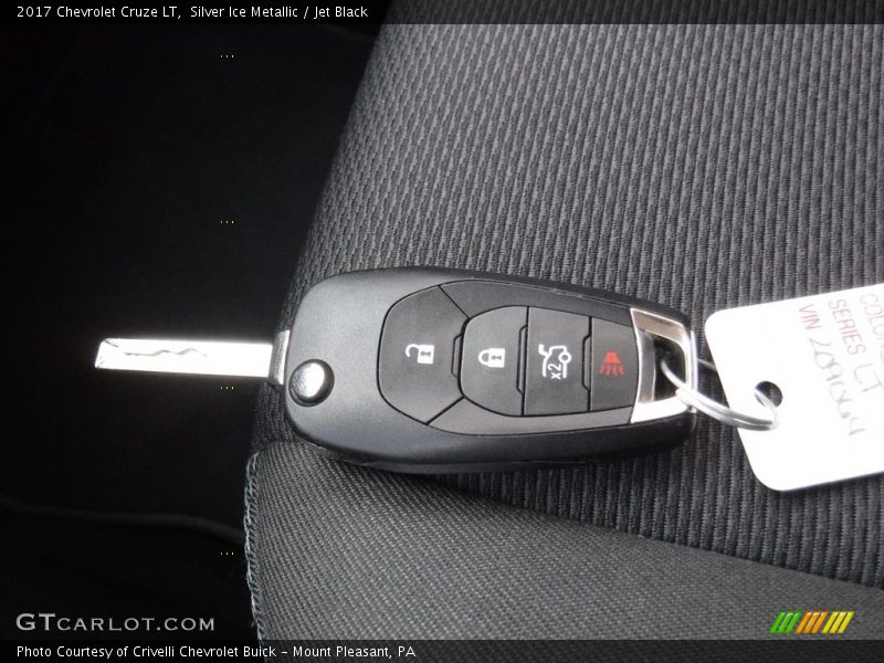 Silver Ice Metallic / Jet Black 2017 Chevrolet Cruze LT