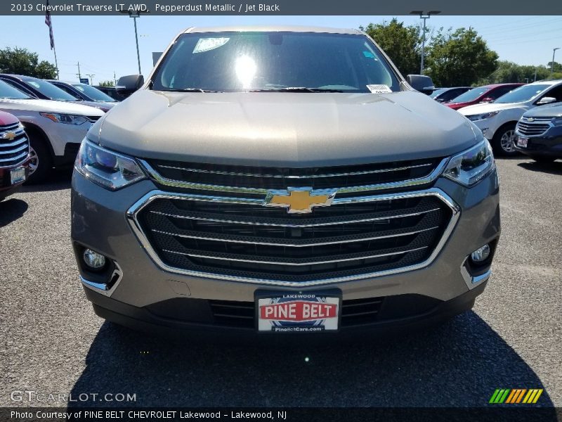 Pepperdust Metallic / Jet Black 2019 Chevrolet Traverse LT AWD