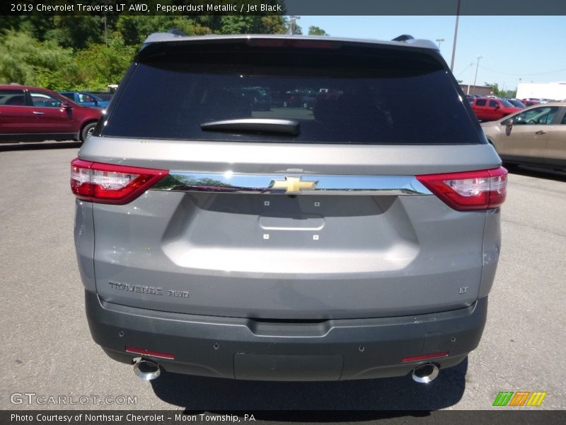 Pepperdust Metallic / Jet Black 2019 Chevrolet Traverse LT AWD