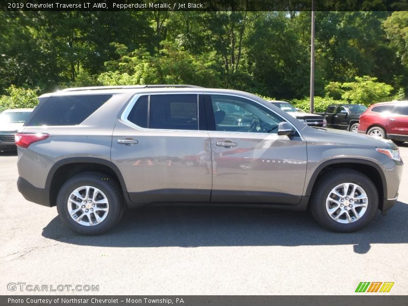 Pepperdust Metallic / Jet Black 2019 Chevrolet Traverse LT AWD
