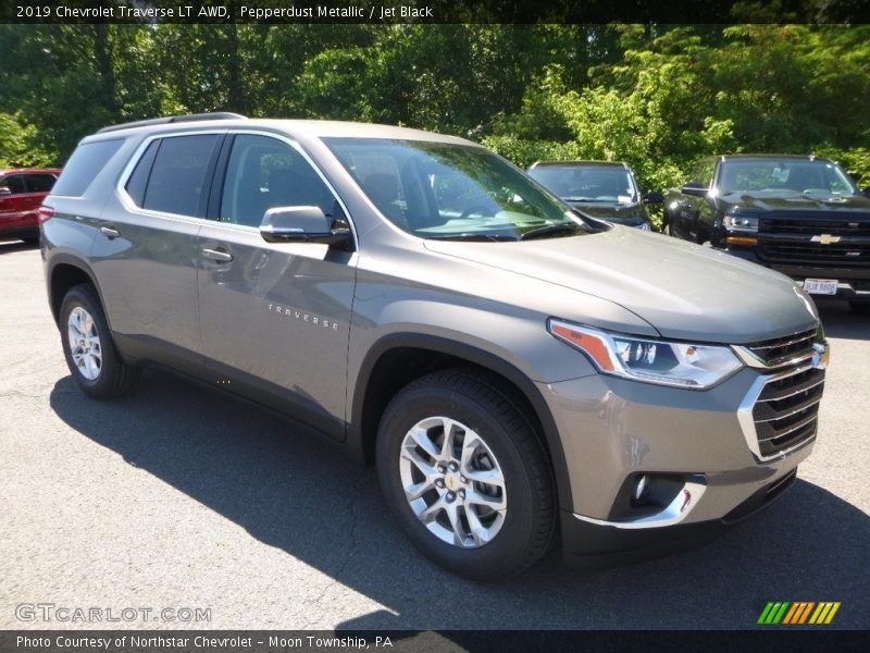 Pepperdust Metallic / Jet Black 2019 Chevrolet Traverse LT AWD