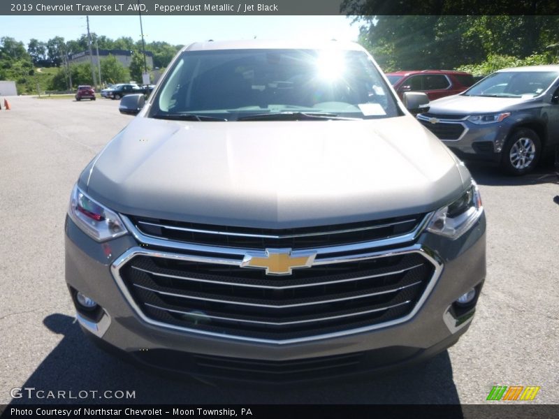 Pepperdust Metallic / Jet Black 2019 Chevrolet Traverse LT AWD