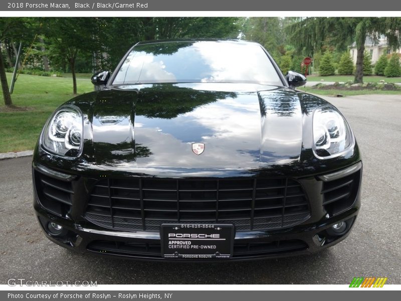 Black / Black/Garnet Red 2018 Porsche Macan