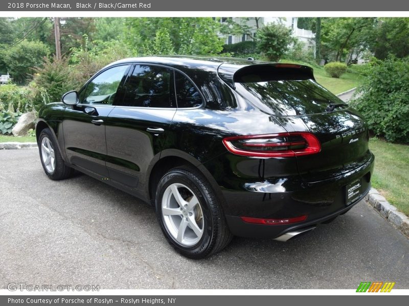 Black / Black/Garnet Red 2018 Porsche Macan