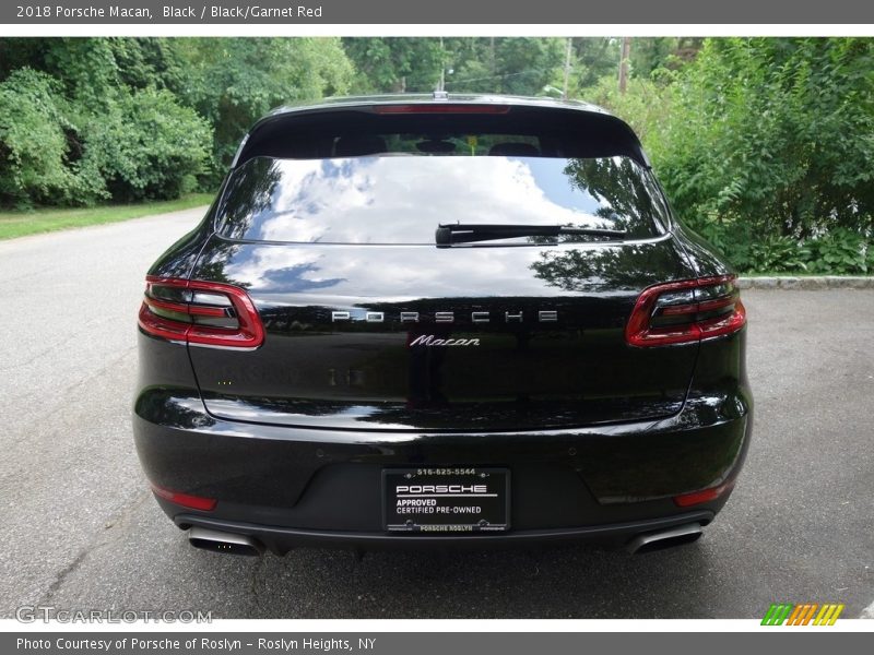 Black / Black/Garnet Red 2018 Porsche Macan