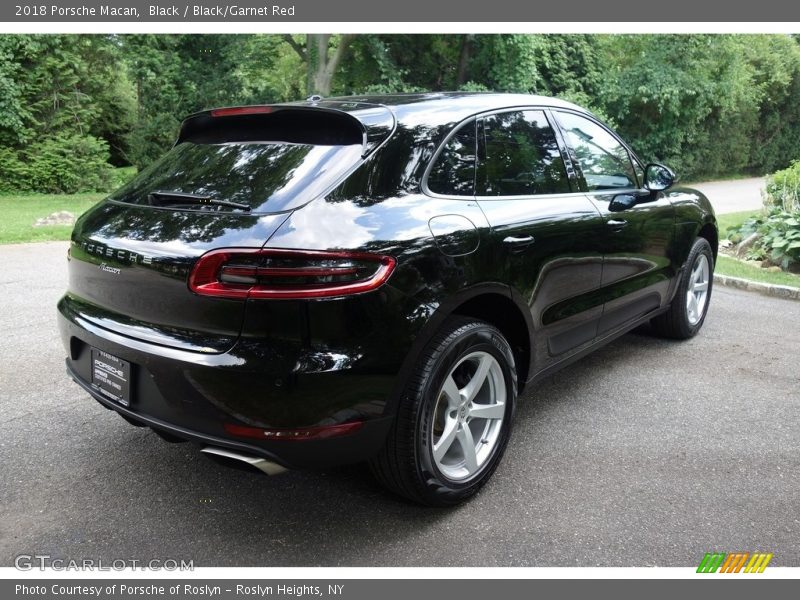 Black / Black/Garnet Red 2018 Porsche Macan