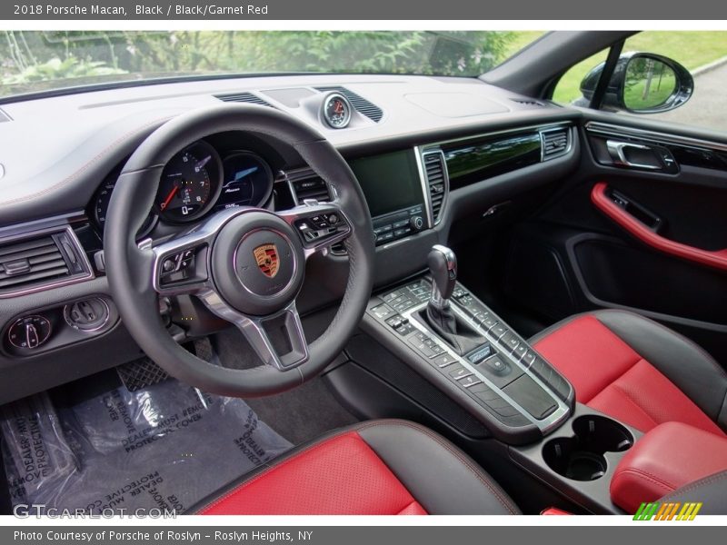 Black / Black/Garnet Red 2018 Porsche Macan