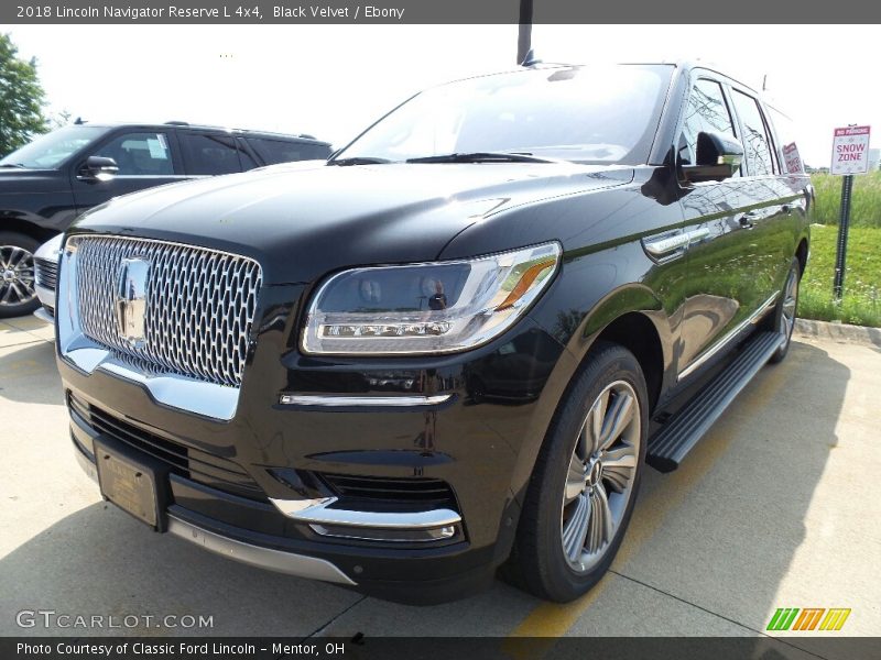 Front 3/4 View of 2018 Navigator Reserve L 4x4