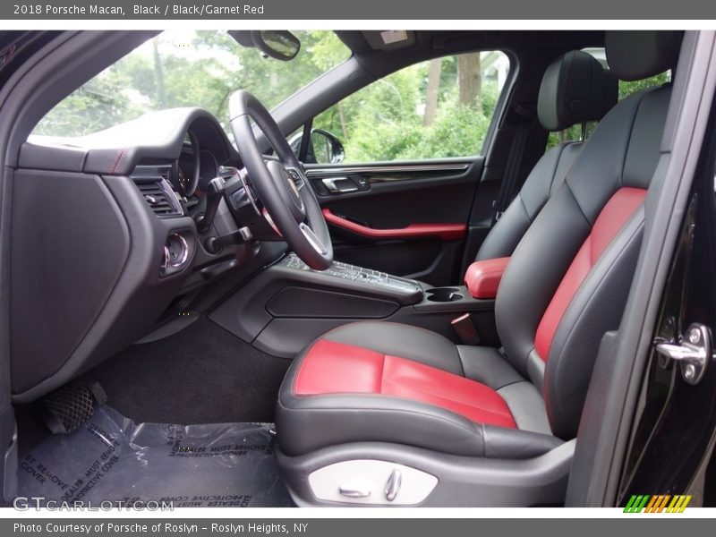 Black / Black/Garnet Red 2018 Porsche Macan
