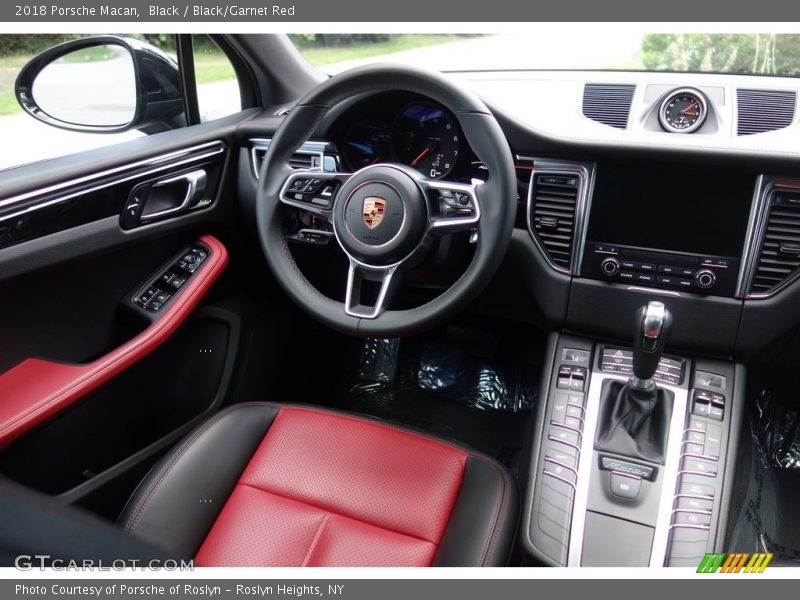 Black / Black/Garnet Red 2018 Porsche Macan