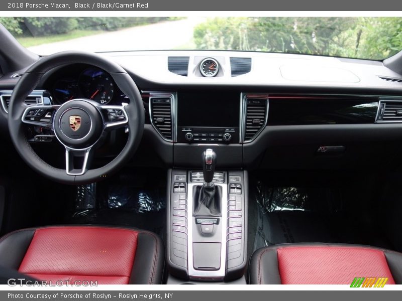 Black / Black/Garnet Red 2018 Porsche Macan