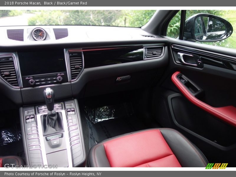 Black / Black/Garnet Red 2018 Porsche Macan