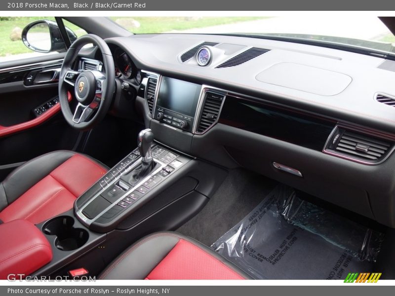 Black / Black/Garnet Red 2018 Porsche Macan