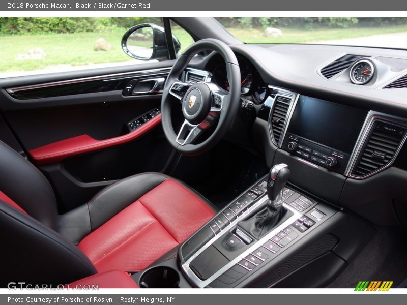 Black / Black/Garnet Red 2018 Porsche Macan