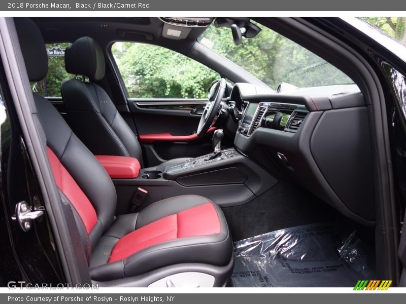 Black / Black/Garnet Red 2018 Porsche Macan