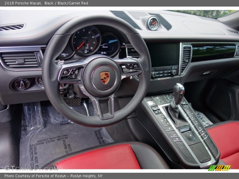 Black / Black/Garnet Red 2018 Porsche Macan