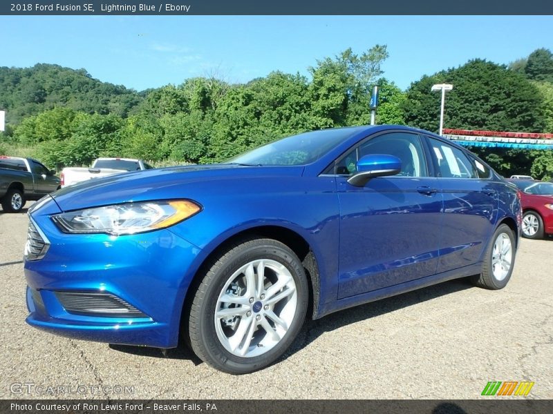Front 3/4 View of 2018 Fusion SE