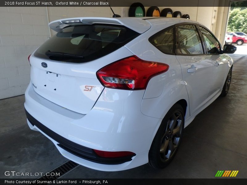Oxford White / Charcoal Black 2018 Ford Focus ST Hatch