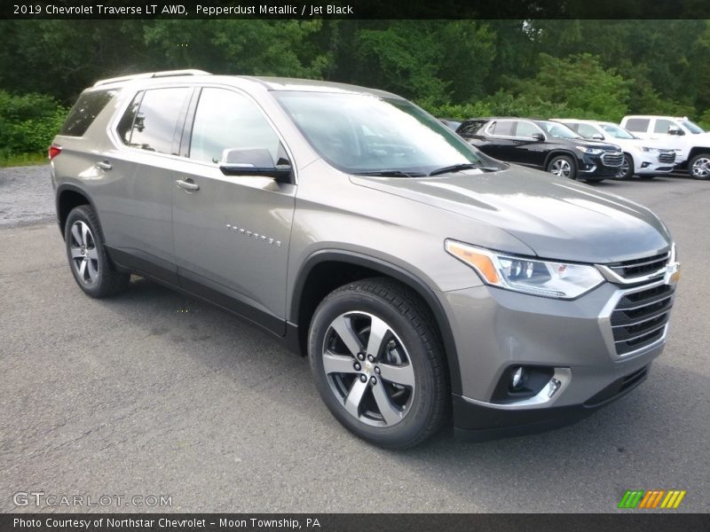 Pepperdust Metallic / Jet Black 2019 Chevrolet Traverse LT AWD