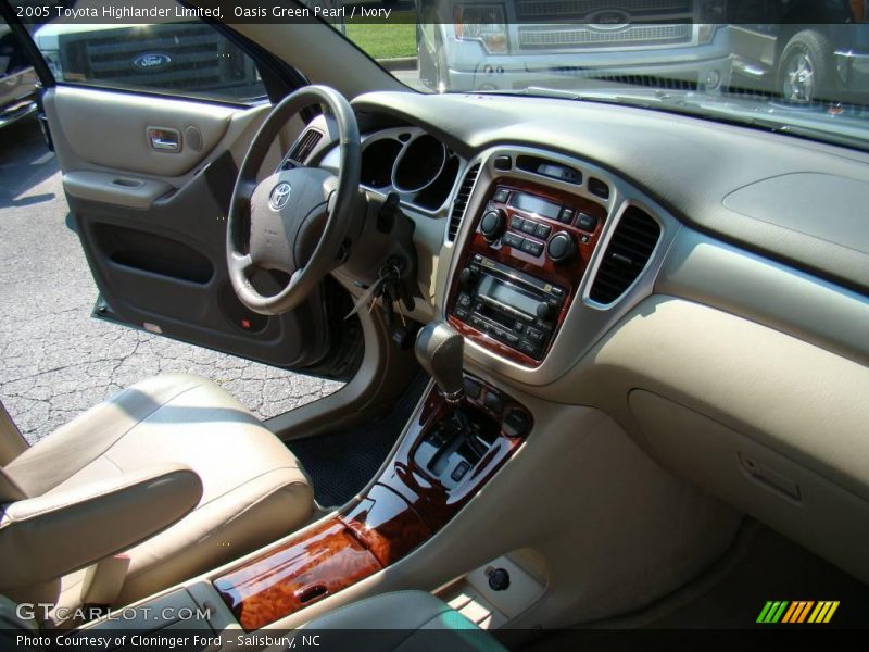 Oasis Green Pearl / Ivory 2005 Toyota Highlander Limited