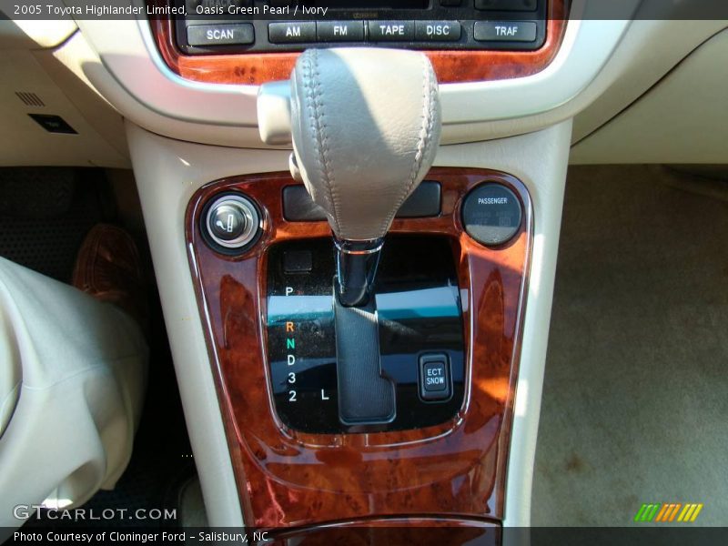 Oasis Green Pearl / Ivory 2005 Toyota Highlander Limited