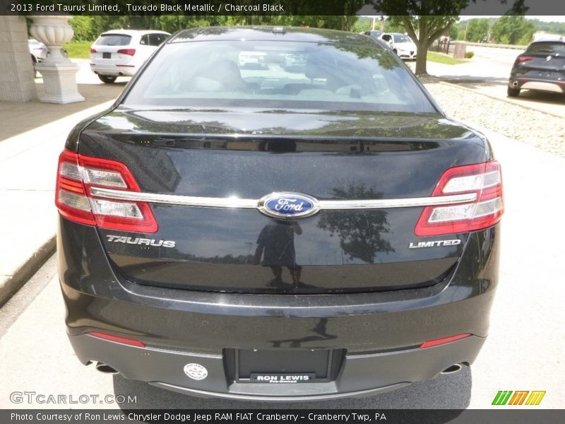 Tuxedo Black Metallic / Charcoal Black 2013 Ford Taurus Limited