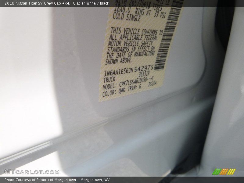 Glacier White / Black 2018 Nissan Titan SV Crew Cab 4x4